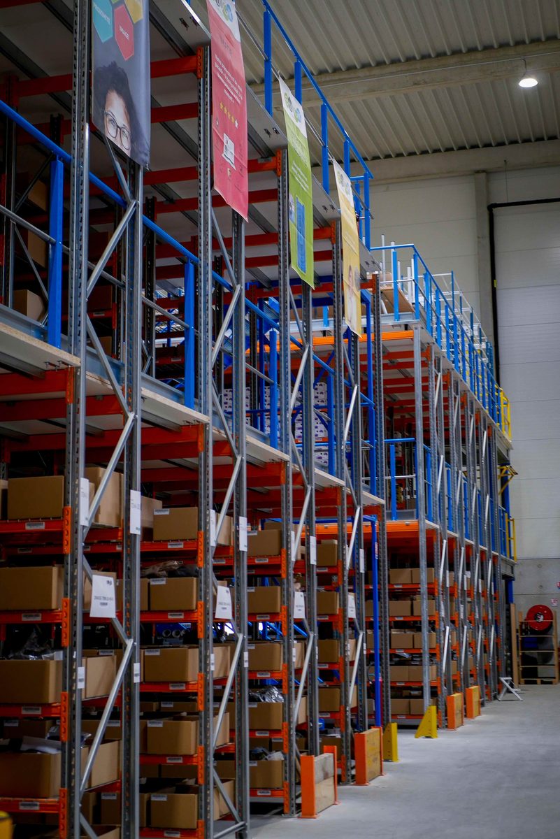 Allées de rayonnages d'un entrepôt e-LOGIK