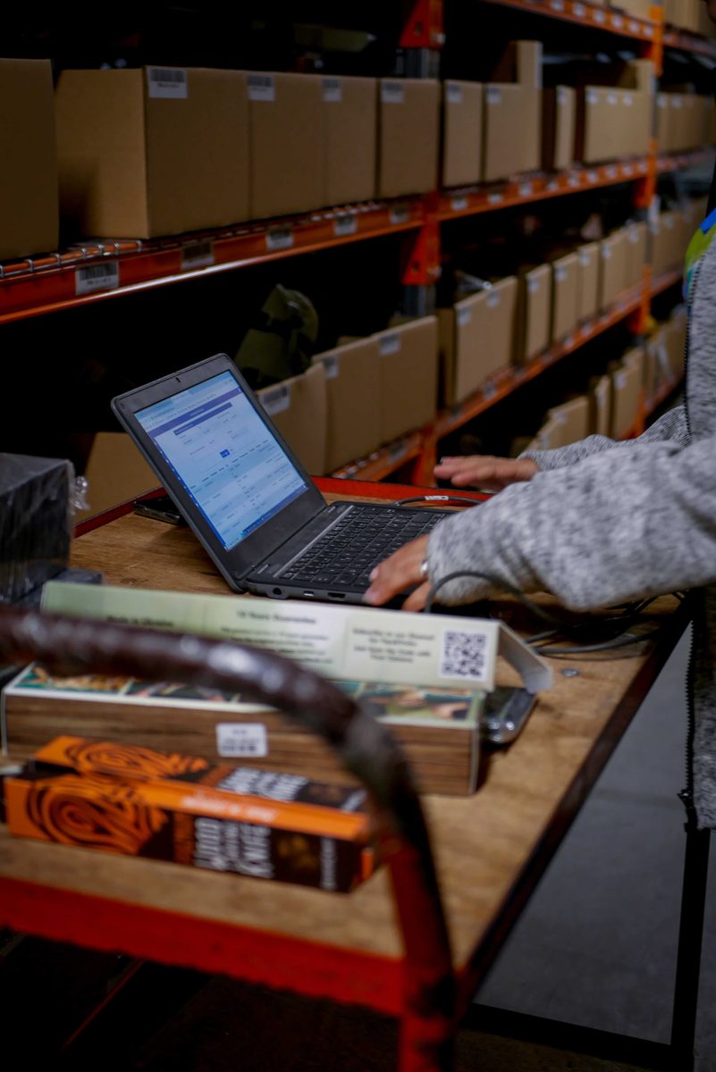 Opérateur utilisant e-Kan sur un ordinateur portable